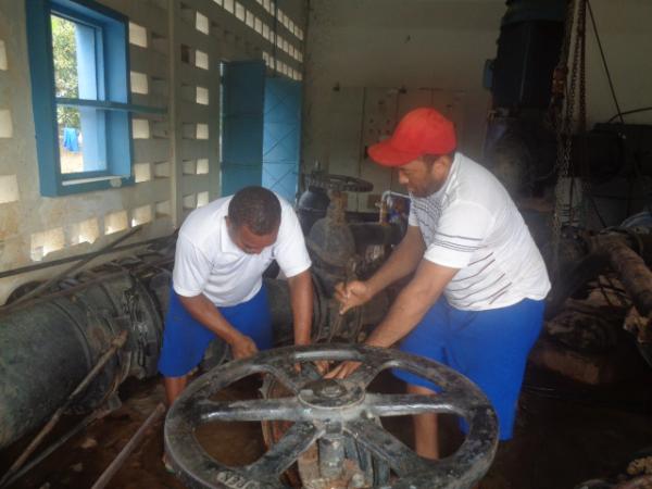 Rompimento de adutora interrompe o fornecimento de água em Floriano
