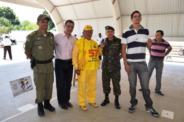 Prefeito Gilberto J&uacute;nior participa de solenidade de certifica&ccedil;&atilde;o de dispensa do servi&ccedil;o militar.(Imagem:Secom)