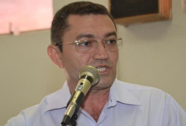 Padre Walmir nomeia mais 51 servidores comisisonados.(Imagem:Jos&eacute; Maria Barros/GP1)