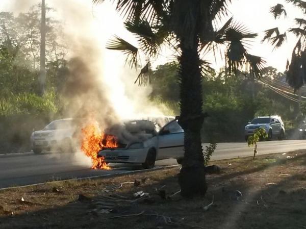 Carro pega fogo na Ladeira do Uruguai em Teresina após pane elétrica