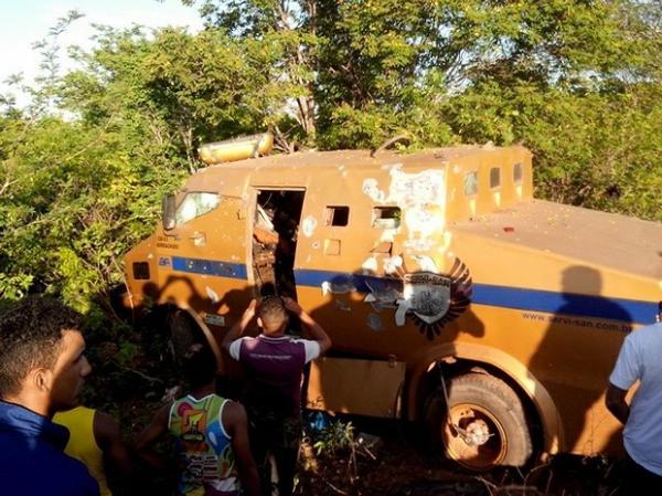 Assaltantes usam carreta e fuzis para roubar carro-forte no Sul do Piauí