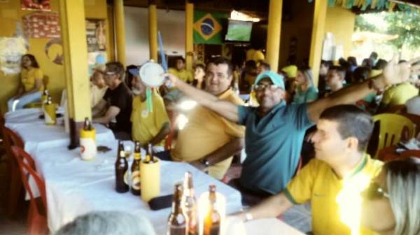 Torcida acompanha o jogo do Brasil com muita anima&ccedil;&atilde;o em Floriano.(Imagem:FlorianoNews)