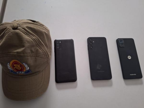 Polícia Militar recupera aparelhos celulares roubados em terreno baldio