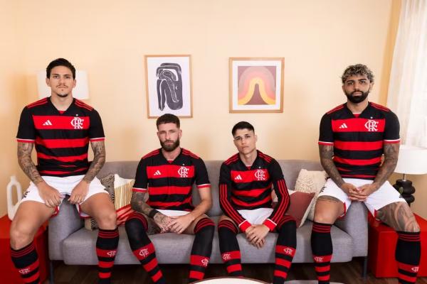 Pedro, L&eacute;o Pereira, Luiz Ara&uacute;jo e Gabigol com a nova camisa do Flamengo.(Imagem:Divulga&ccedil;&atilde;o/Adidas)