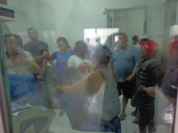 Funcion&aacute;rios e clientes ficaram trancados na lot&eacute;rica(Imagem:Clim&eacute;rio Silva/Amarantenet)