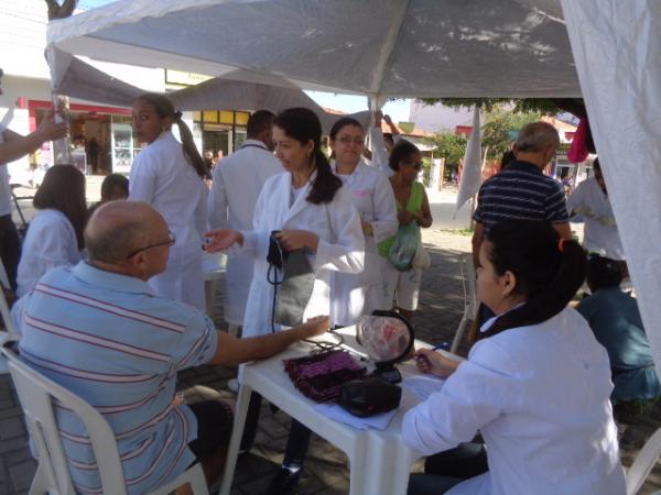 Acad&ecirc;micos de Enfermagem realizam a&ccedil;&atilde;o social em Floriano.(Imagem:FlorianoNews)