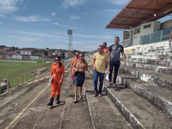 Corpo de Bombeiros realiza vistoria no Est&aacute;dio Tiber&atilde;o, em Floriano(Imagem:FlorianoNews)