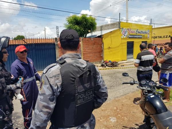 Assalto em loja de construção deixa suspeito morto e outro ferido