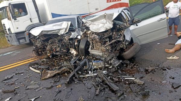 Cinco pessoas ficam feridas após colisão entre dois carros na BR-343