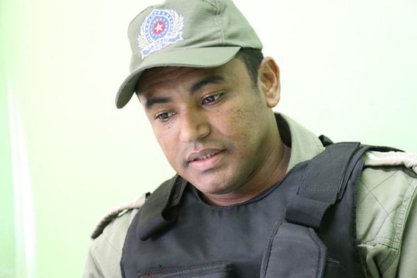Homem é morto por engano ao tentar impedir destruição de carro, diz polícia