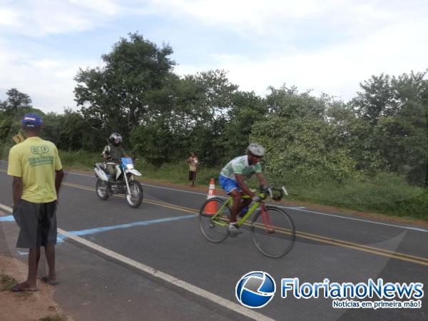 Corrida Ciclista e festa dan&ccedil;ante animaram localidade Pequi.(Imagem:FlorianoNews)