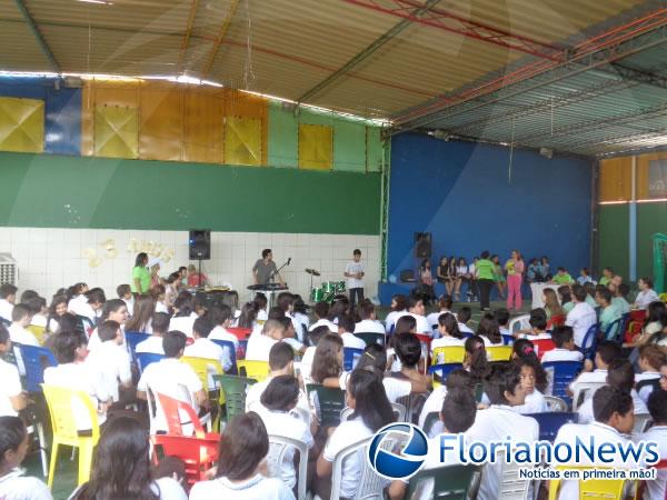M&uacute;sica e descontra&ccedil;&atilde;o marcam Festival de Par&oacute;dias da Escola Pequeno pr&iacute;ncipe.(Imagem:FlorianoNews)