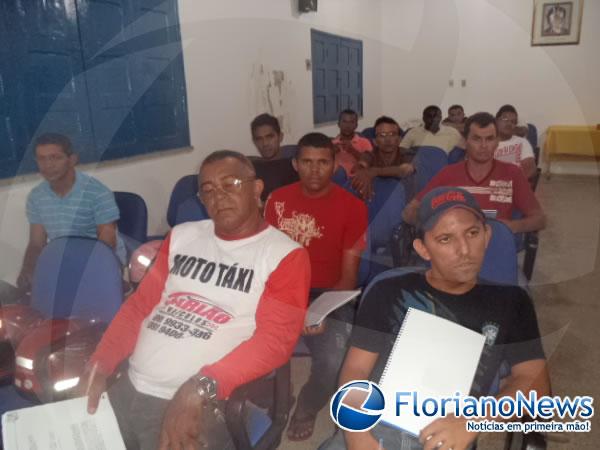 Mototaxistas de Floriano participam de capacita&ccedil;&atilde;o.(Imagem:FlorianoNews)