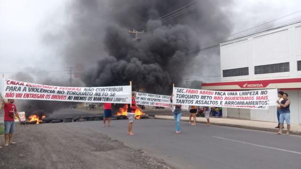 Moradores interditam via da BR-316 durante protesto por segurança e construção de galeria