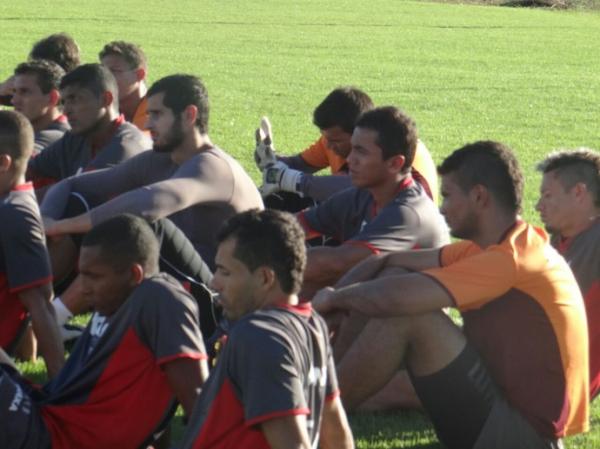Goleiro Naylson é poupado de treino após morte do pai: "Levantar a cabeça"