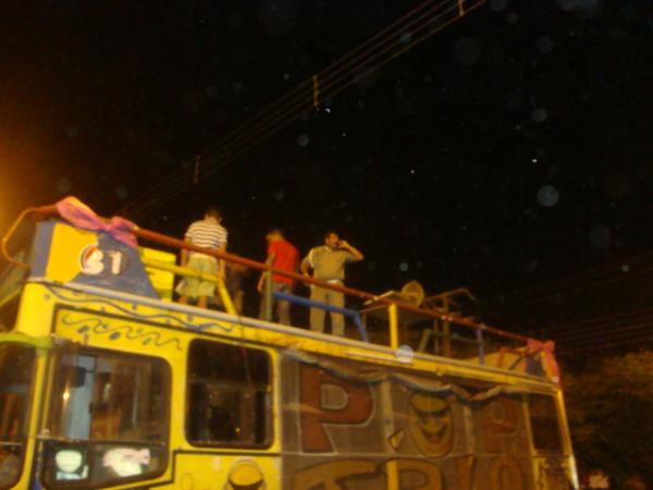 Em minutos a policia teve que subir no trio, pois teve inicio de uma confus&atilde;o, isso agitou o p&uacute;blico impassiente(Imagem:reda&ccedil;&atilde;o)
