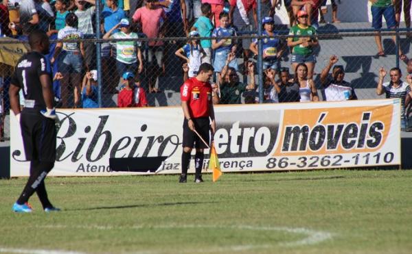 Torcida atira objeto em campo, e Altos pode ser multado pelo STJD