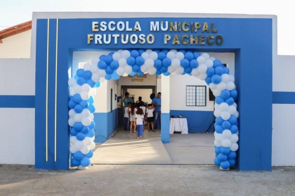 Prefeitura de Floriano entrega reforma de escola e reurbanização da praça do bairro N. Sra. da Guia