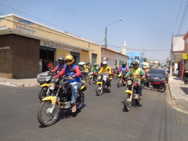 Mototaxistas fazem manifestação no centro de Floriano, após assassinato de colega