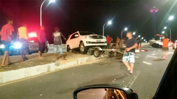 Acidente com reboque deixa lancha no meio da Ponte Estaiada