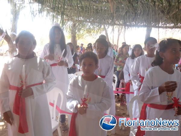 Adolescentes recebem o Sacramento do Crisma na localidade Sap&eacute;.(Imagem:FlorianoNews)