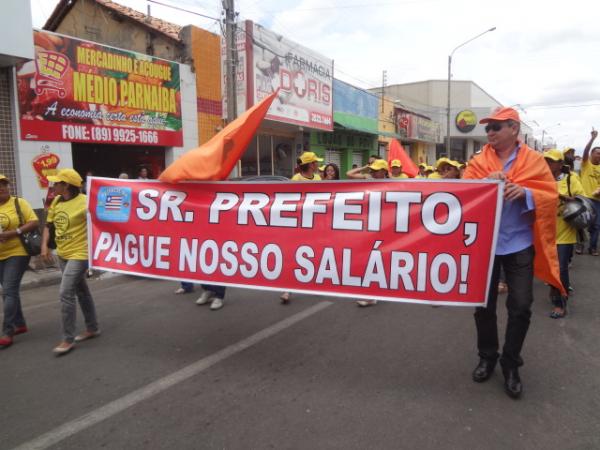 Professores de Floriano fazem manifestação por repasse do FUNDEB