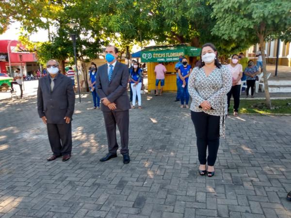 Solenidade de Hasteamento das bandeiras marca comemora&ccedil;&atilde;o ao anivers&aacute;rio de Floriano.(Imagem:FlorianoNews)