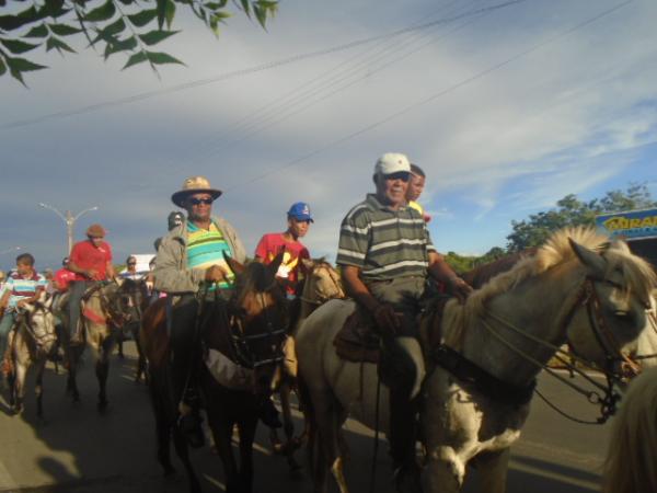 Tradicional cavalgada re&uacute;ne cavaleiros e amazonas em Floriano.(Imagem:FlorianoNews)