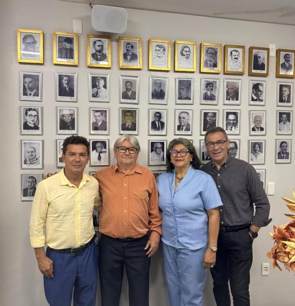 Membros da ALBEARTES de Floriano marcam presença em encontro literário na APL