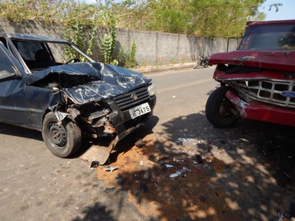 Automóvel bate de frente em caminhonete no centro de Beneditinos