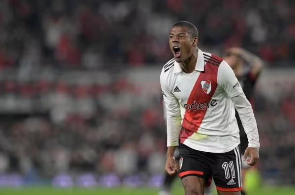 Flamengo desafia fluxo financeiro para pagar De La Cruz à vista