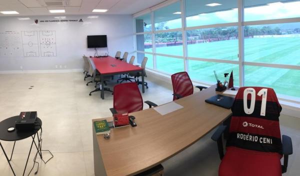 A sala do t&eacute;cnico Rog&eacute;rio Ceni no Ninho.(Imagem:Twitter Flamengo)