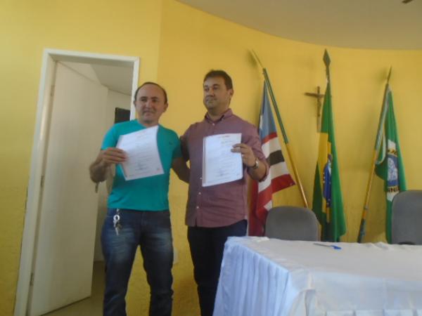 Secretaria de Sa&uacute;de de Bar&atilde;o de Graja&uacute; empossa servidores concursados.(Imagem:FlorianoNews)