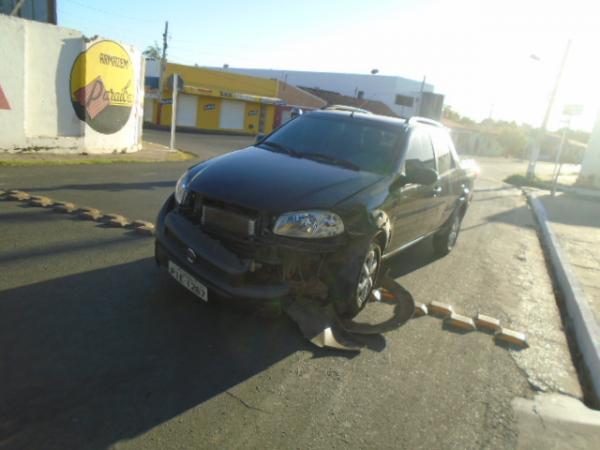 Ve&iacute;culo &eacute; abandonado no bairro Ibiapaba(Imagem:FlorianoNews)