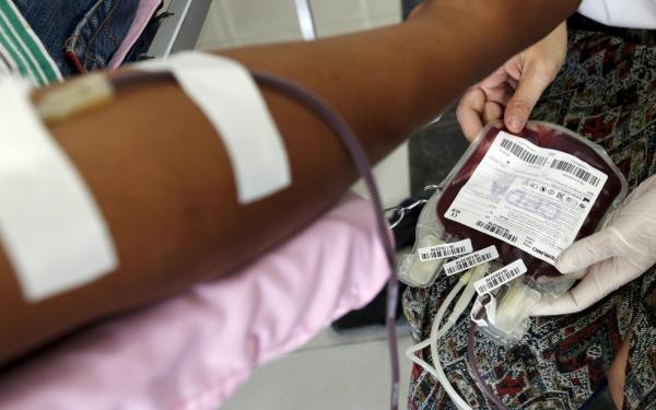 Doa&ccedil;&atilde;o de sangue (Imagem: Samrang Pring/Reuters)
