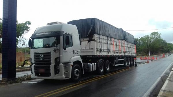 PRF apreende caminhão que transportava madeira ilegal na cidade de Floriano