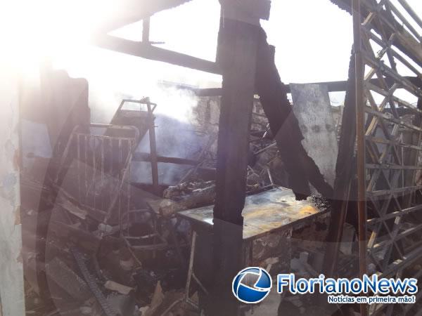 Inc&ecirc;ndio atinge parte do Hospital Regional Tib&eacute;rio Nunes em Floriano.(Imagem:FlorianoNews)