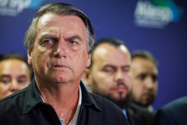 Moraes dá 24h para defesa de Bolsonaro explicar descumprimento de cautelares