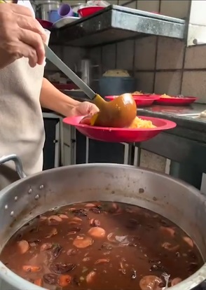 Pequenos gestos, grandes sorrisos: Realizada II Feijoada na Casa do Idoso "Manoel da Guia"