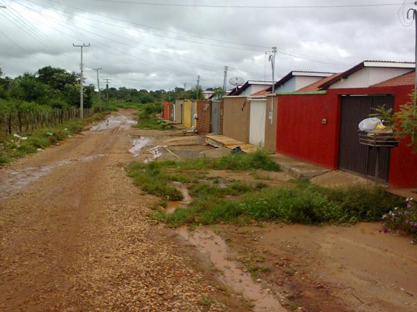 Moradores da Rua Sete de Setembro reclamam de lama, buracos e escurid&atilde;o.(Imagem:FlorianoNews)
