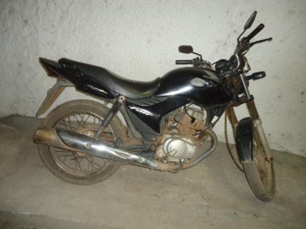 Motocicleta roubada &eacute; recuperada pela PM de Floriano.(Imagem:FlorianoNews)