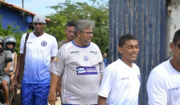 Jogadores do Tubar&atilde;o fazem foto(Imagem:Didupaparazzo)