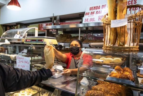 Governo flexibiliza e padarias podem funcionar neste domingo (21); veja o abre e o que fecha