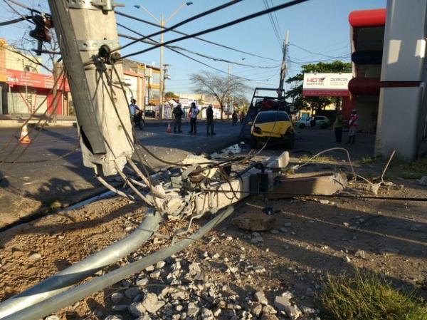 Carro em alta velocidade atropela motociclista e derruba poste na capital