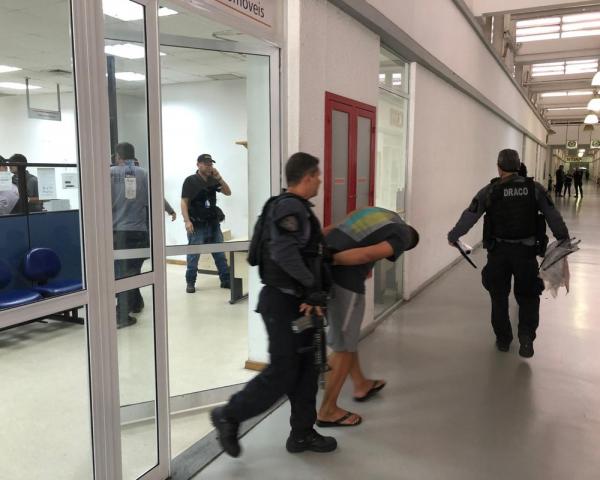 Preso na Opera&ccedil;&atilde;o Intoc&aacute;veis II na Cidade da Pol&iacute;cia.(Imagem:Henrique Coelho/G1)