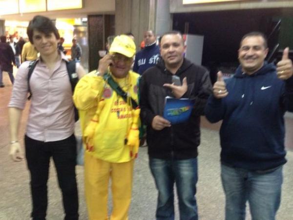 Rep&oacute;rter Amarelinho chega ao est&uacute;dio da Rede Globo(Imagem:FlorianoNews)