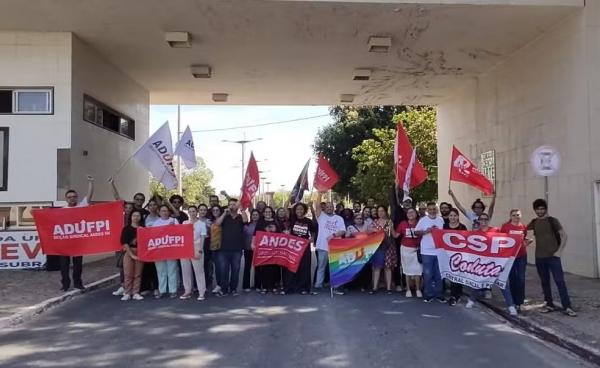 Professores da UFPI deflagram greve com ato em frente ao p&oacute;rtico da universidade.(Imagem:Divulga&ccedil;&atilde;o/ADUFPI)