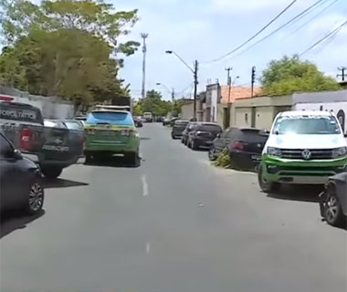 Veículos apreendidos se amontoam na Central de Flagrantes e atrapalham trânsito