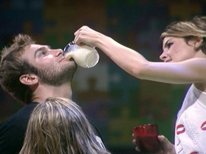 Brothers curtem show do Chiclete com Banana e trocam beijos de leite condensado
