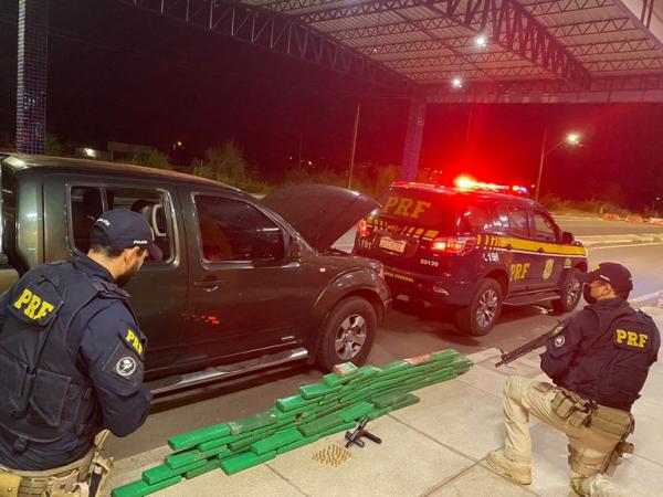 PRF em Floriano apreende 50 Kg de maconha que era transportada em carro de família